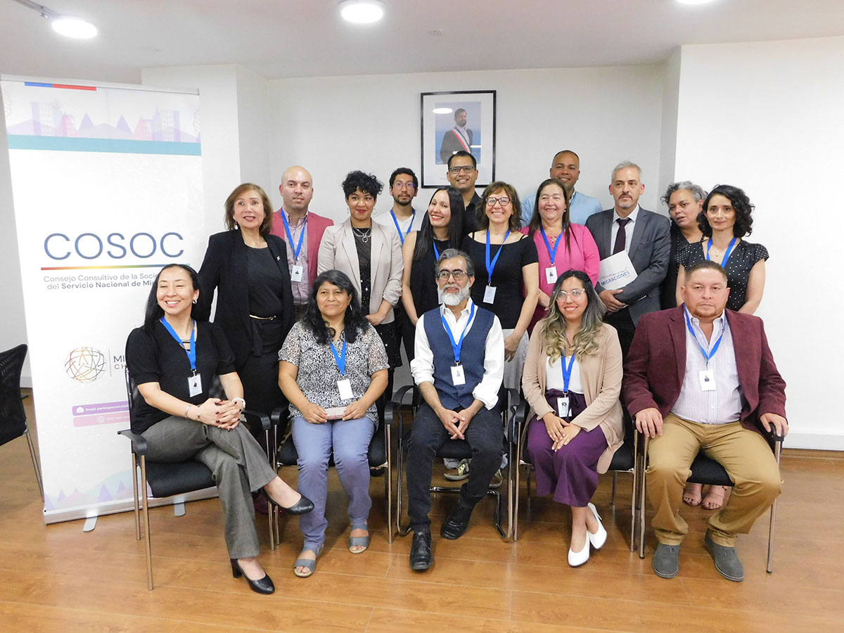 Grupo de consejeros del primer COSOC del Servicio Nacional de Migraciones, junto a su director Luis Thayer.