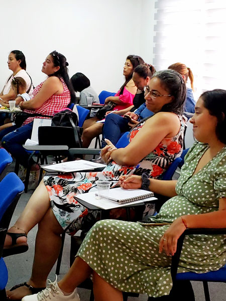Mujeres extranjeras participando en jornada Apoya Mujer Migrante, Arica 2022.