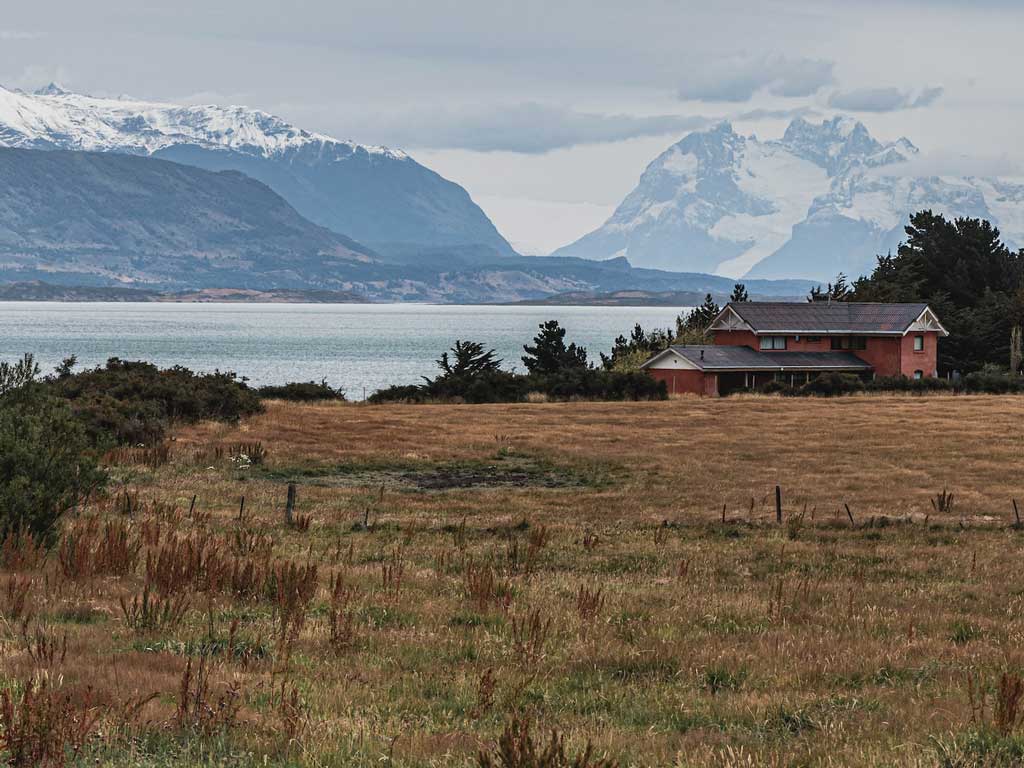 Vista del campo y las montañas desde Natales, Región de Magallanes