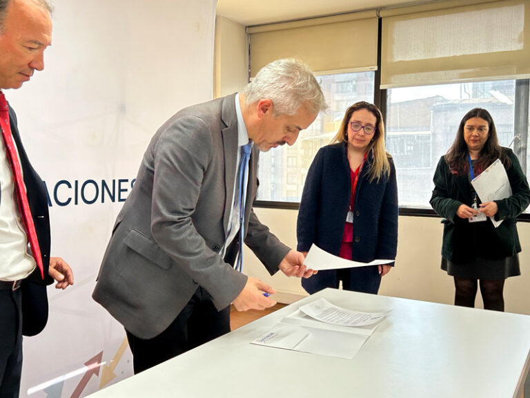 Director de SERMIG firmando la adhesión de ASOEX al Compromiso Migrante.