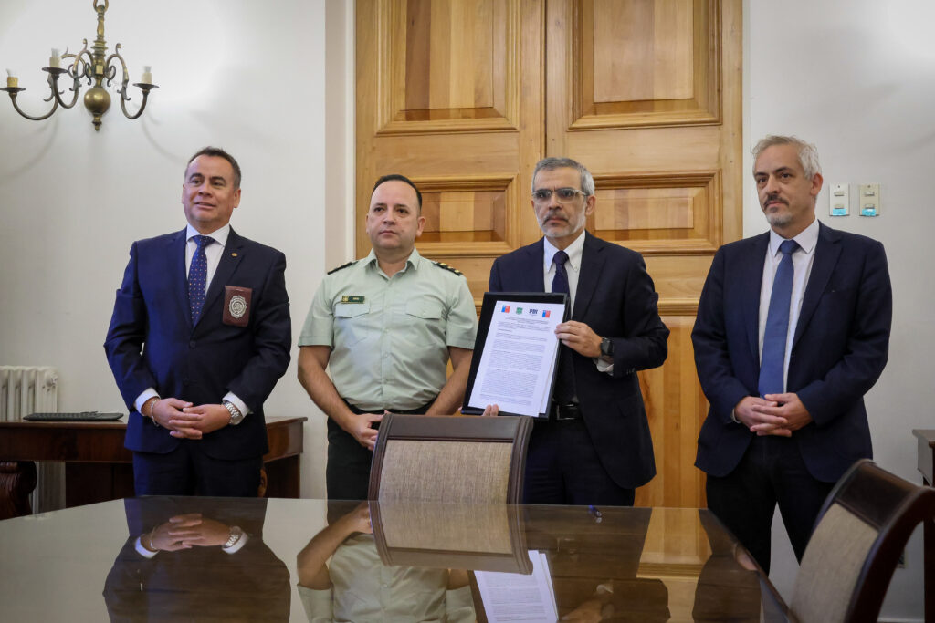 Autoridades mostrando la firma del Protocolo de expulsiones administrativas.