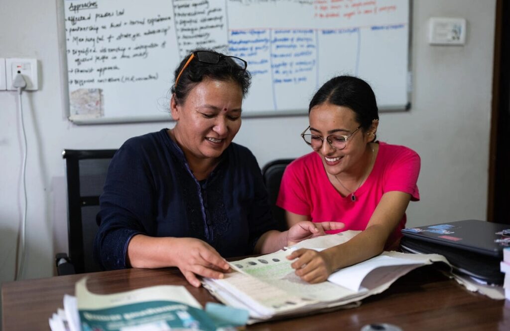 Mujeres participando del ciclo de talleres sobre normativa y programas migratorios