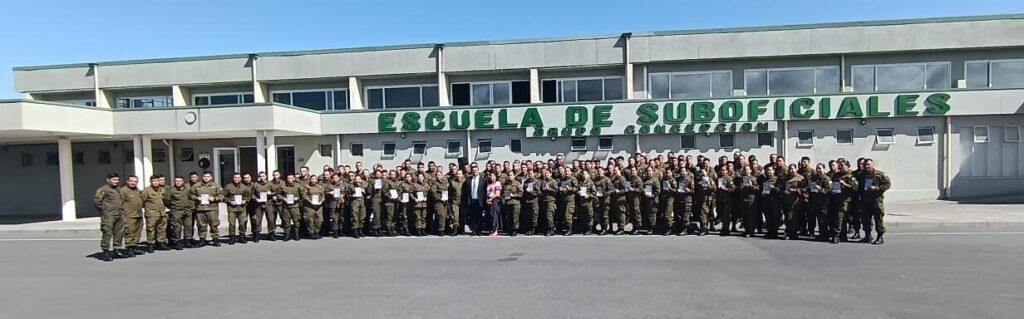 Suboficiales de Carabineros de Chile participantes de la charla de gestión migratoria dictada por el Servicio Nacional de Migraciones.