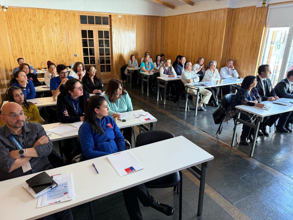 Funcionarios y funcionarias del Registro Civil y PDI participan de jornada informativa del Servicio Nacional de Migraciones.