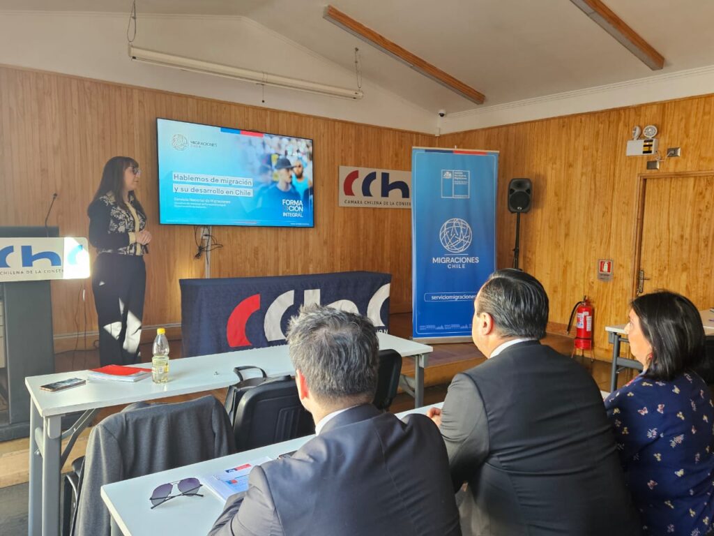 La funcionaria Vesna Mladinic dicta charla a duncionarios y funcionarias del Registro Civil y PDI que participan de jornada informativa del Servicio Nacional de Migraciones.