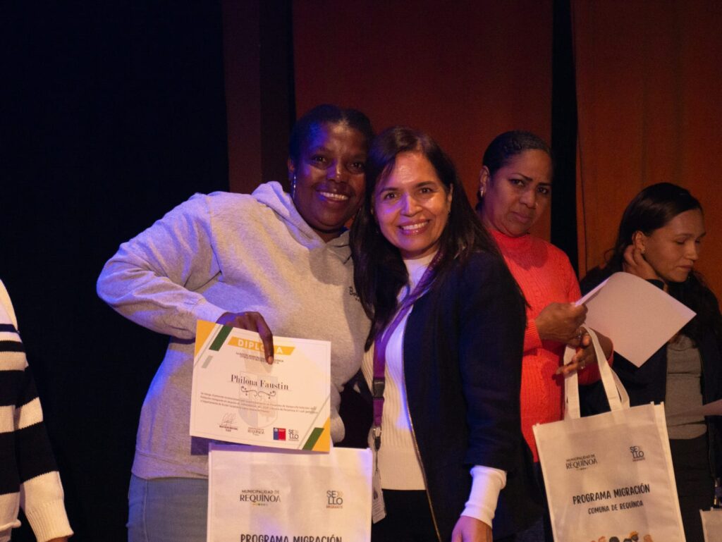 Directora regional (s) Eva Acevedo Barrera junto a usuaria de programa municipal.