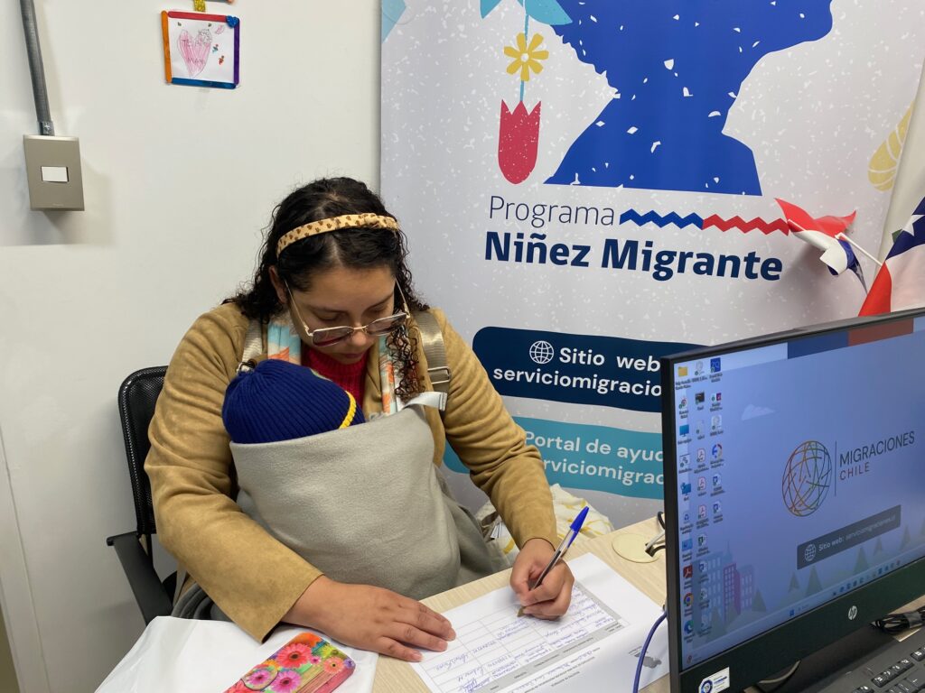 Feria informativa para personas migrantes en Angol.