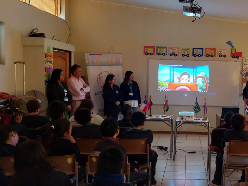 Funcionarios de SERMIG en escuela rural de O'higgins.