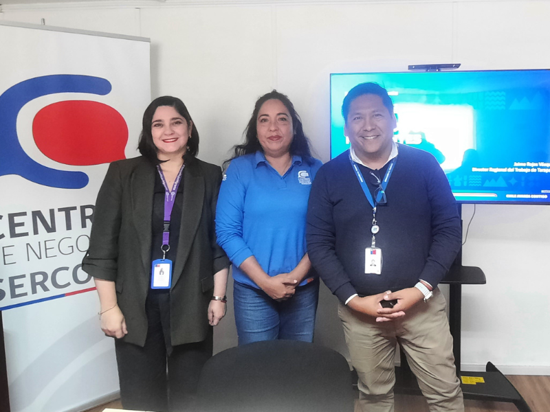 Directora regional SERMIG Tarapacá Pamela Hernández Leiva junto a funcionarios SENCE.