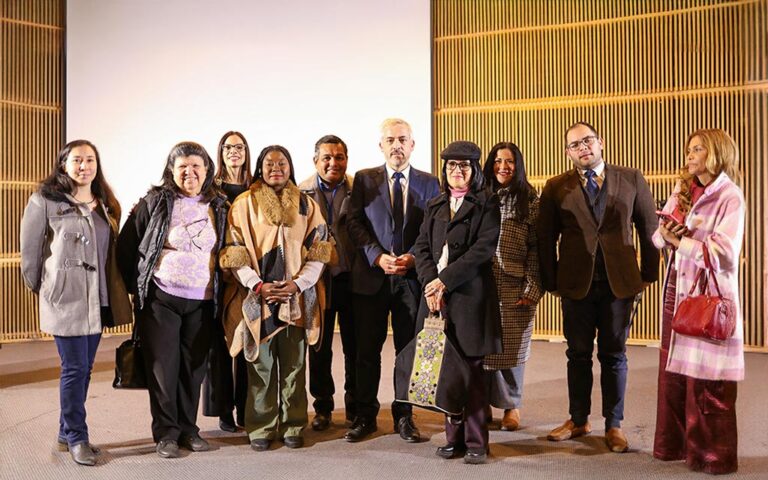 Luis Thayer junto a consejeros y consejeras de COSOC