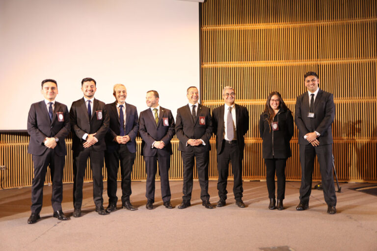 Luis Thayer junto a funcionarios de PDI