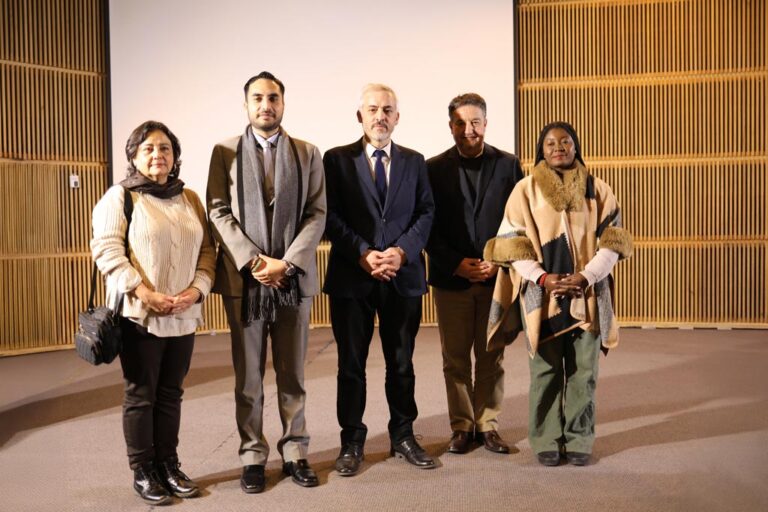 Luis Thayer junto a miembros de la sociedad civil