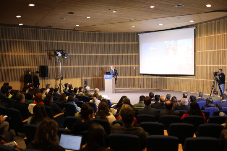 Director Luis Thayer presentando la Cuenta Pública Participativa 2025
