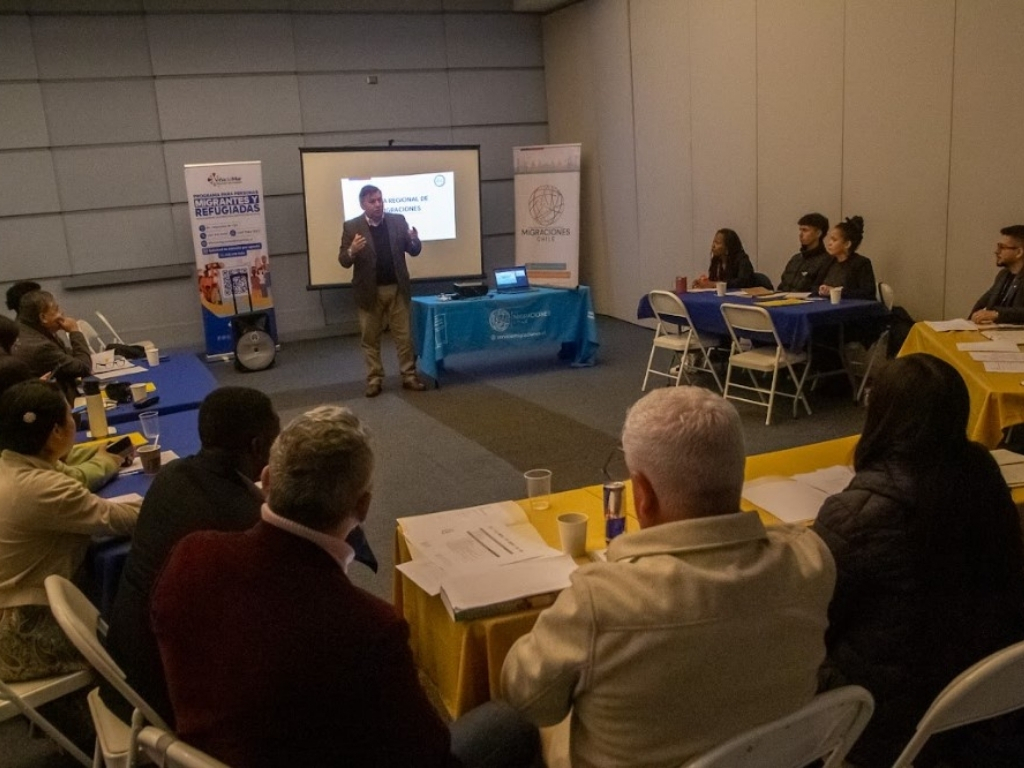 Director Regional de Valparaíso expone en Mesa Regional de Migraciones.