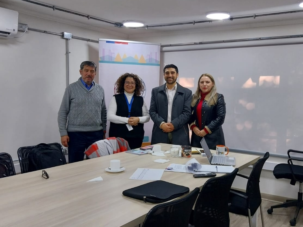 Directora regional junto a funcionarios/as de CAJ.