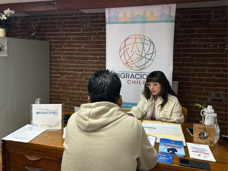 Trabajadora de SERMIG junto a persona migrante