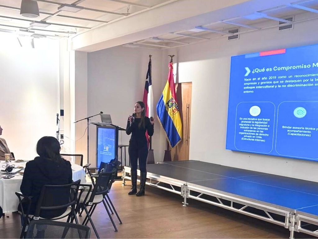 Encargada de Compromiso Migrante exponiendo