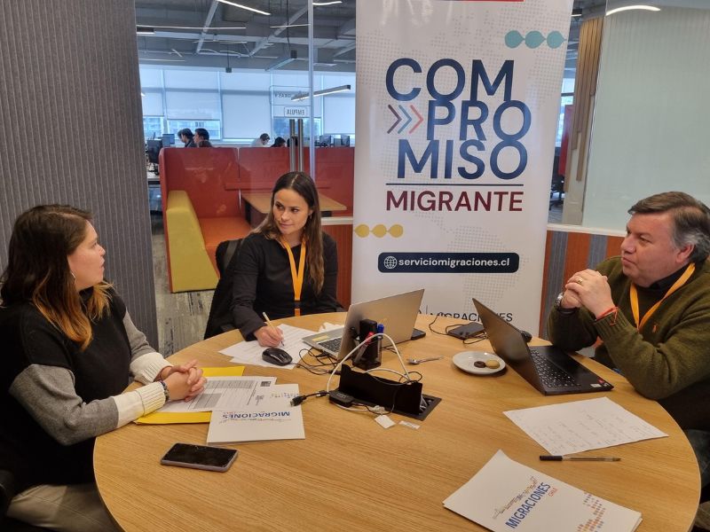 Director Regional de Valparaíso junto a trabajadores conversando