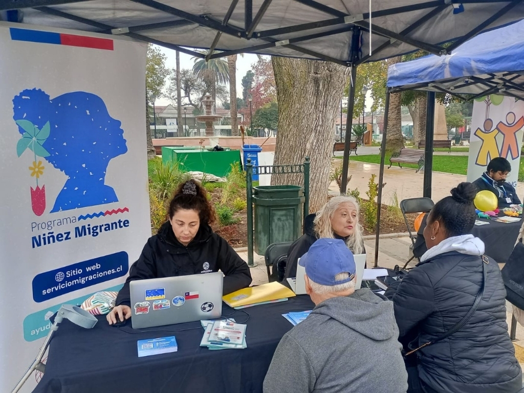 Funcionarias D.R Valparaíso atendiendo a usuarios migrantes en feria de servicios.