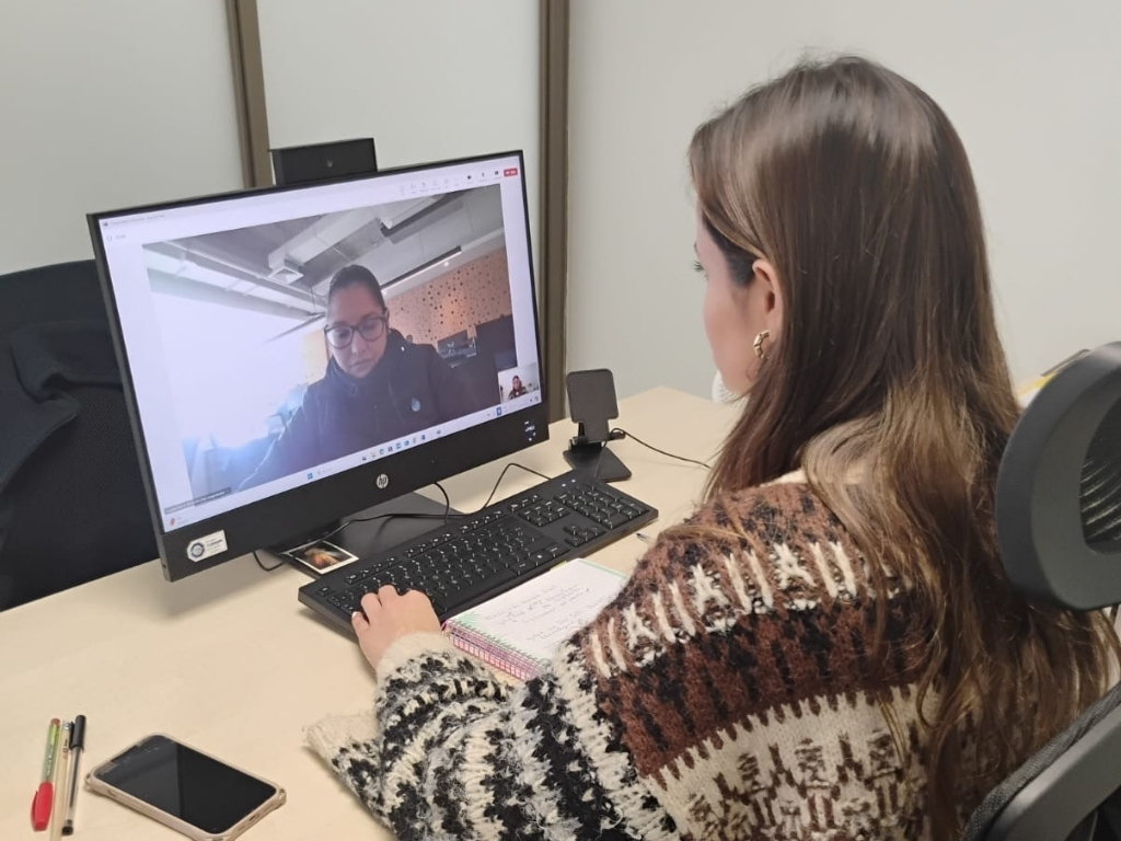 Funcionaria D.R Valparaíso atendiendo de manera virtual a trabajadora de empresa adherida a Compromiso Migrante.