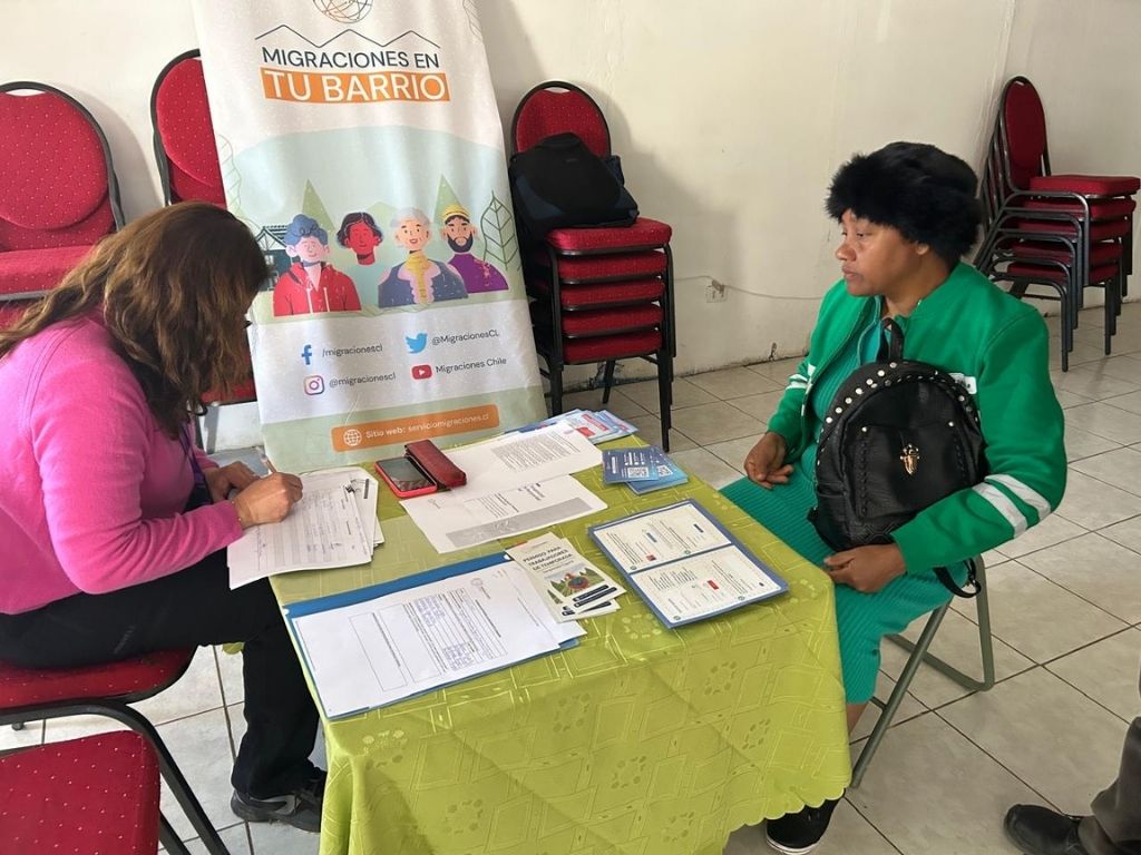 Funcionaria de SERMIG atendiendo a persona migrante.