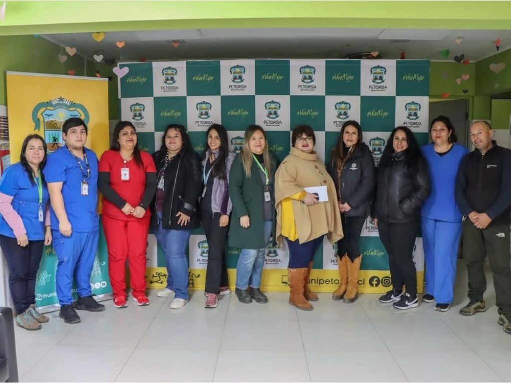 Funcionarios de CESFAM en operativo de salud