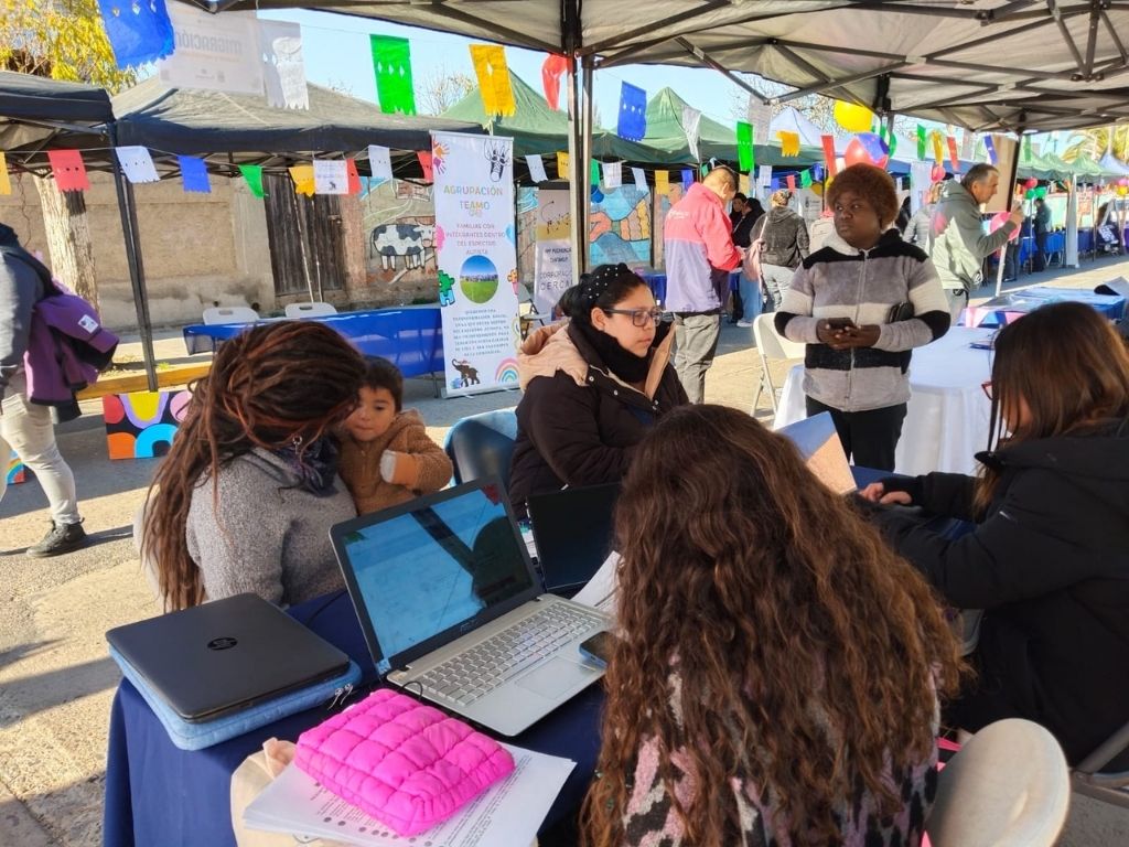 Funcionarias de SERMIG en atención a familias