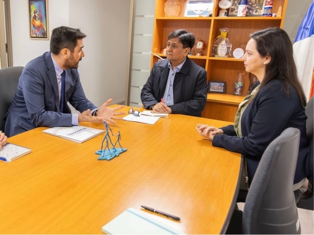 Director Regional Guillermo Quezada junto a autoridades