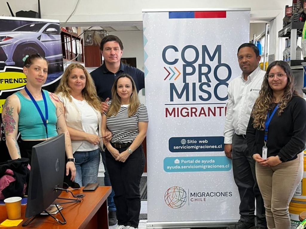 Funcionarios/as asistentes a operativo informativo en empresa Aramco.