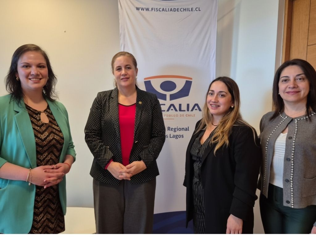 Directora regional Macarena Gallardo junto a funcionarias de Fiscalía.