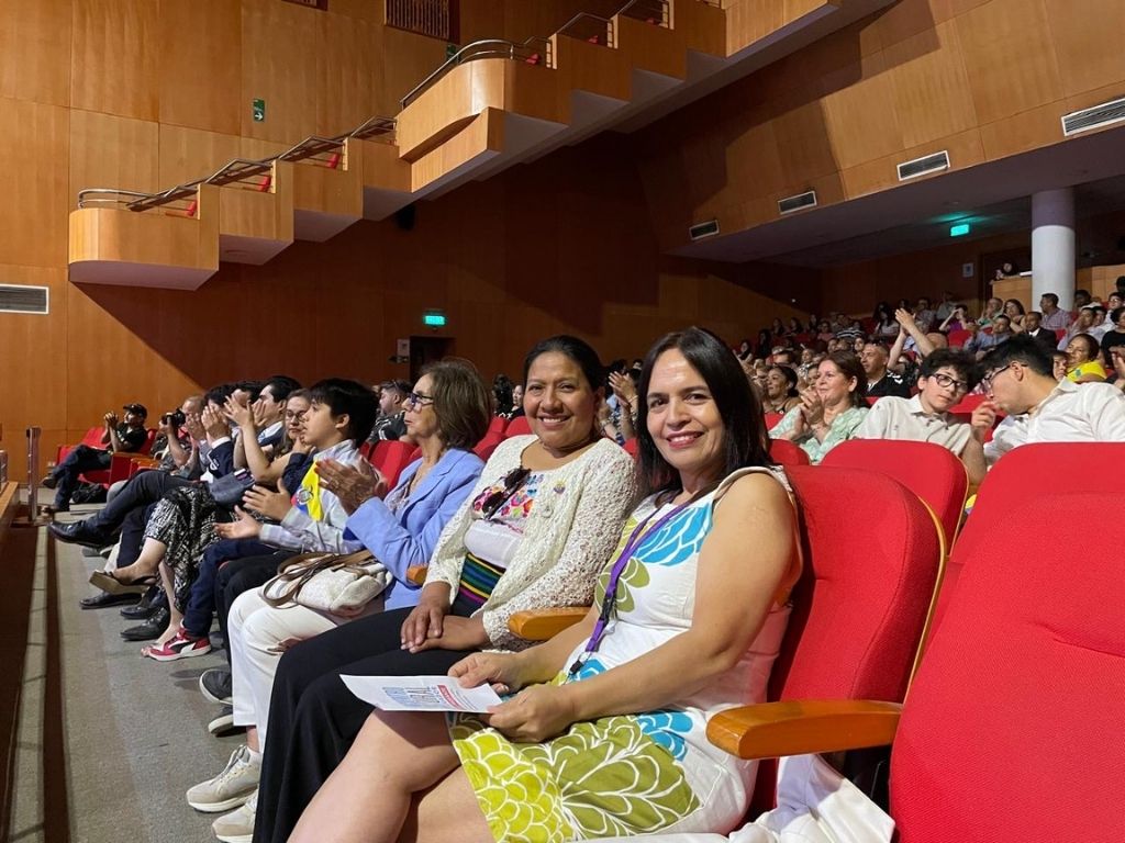 Eva Acevedo junto a participantes de la actividad