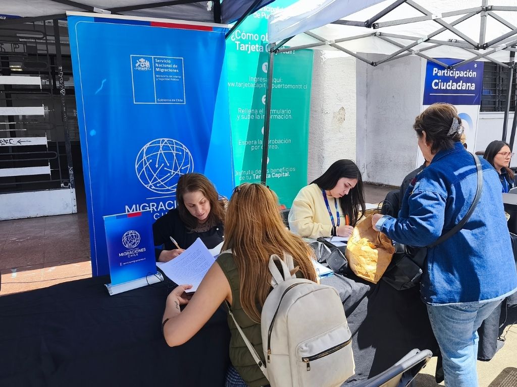 Asistentes feria de servicio Día del Migrante en Municipio de Puerto Montt
