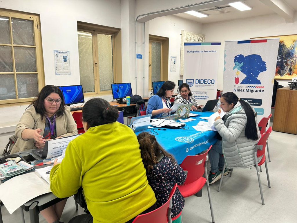 Funcionarias de SERMIG realizando atención presencial.