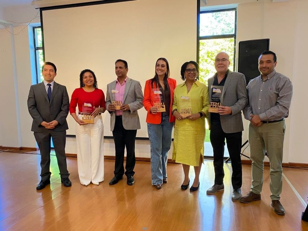 Director regional Carlos Manque y migrantes destacados 2025 DIDECO Temuco