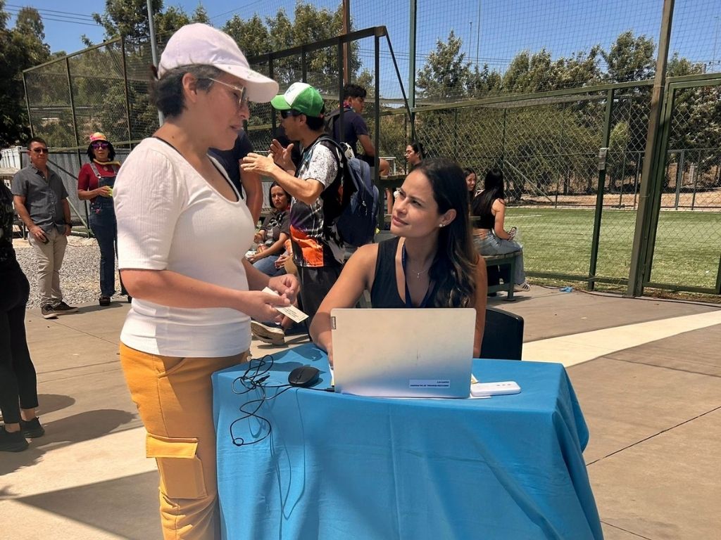 Funcionaria de SERMIG en atención de público