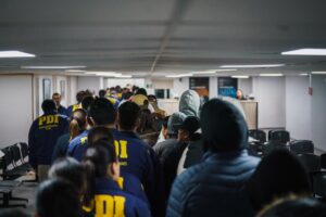 PDI acompañando a extranjeros expulsados.