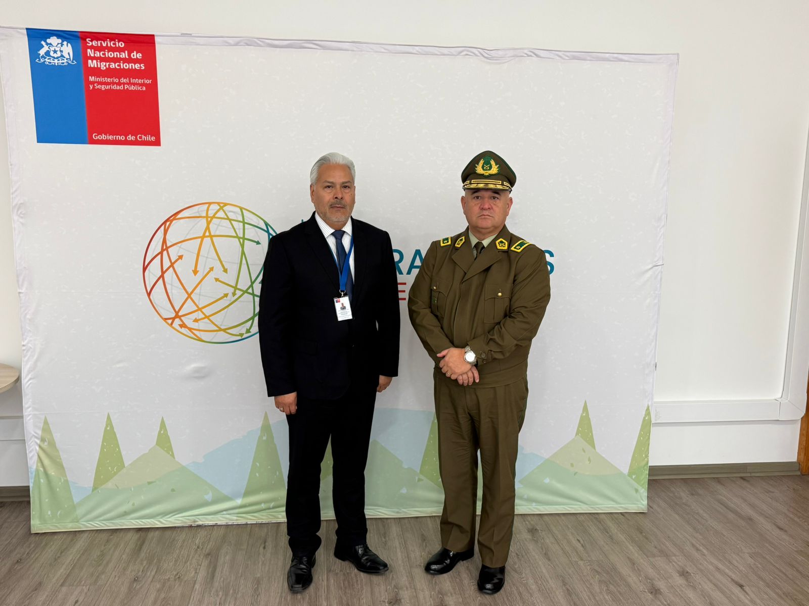 Imagen protocolar del director regional junto al general de carabineros