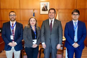 Directora Regional y Delegado Presidencial Provincial posando en una oficina