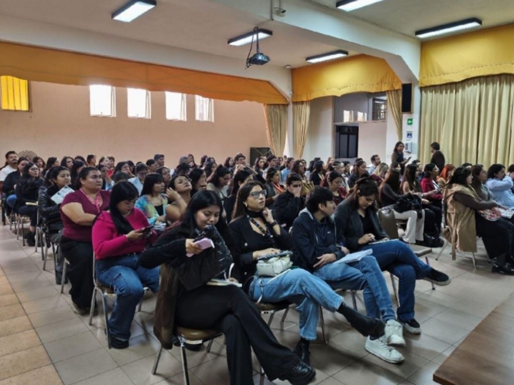 Funcionarios escuchando la capacitación