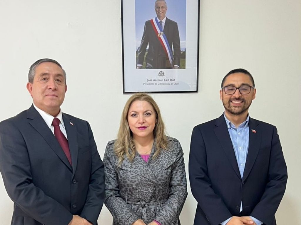 Directora del Sermig de Ñuble junto al Seremi de Seguridad Pública