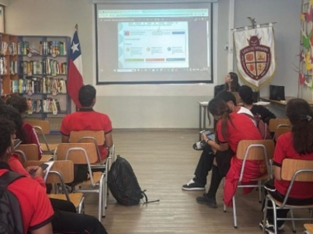 Niños escuchando la charla