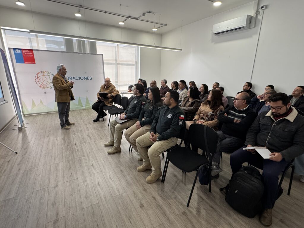 El Director Regional capacitando a personas de Gendarmería