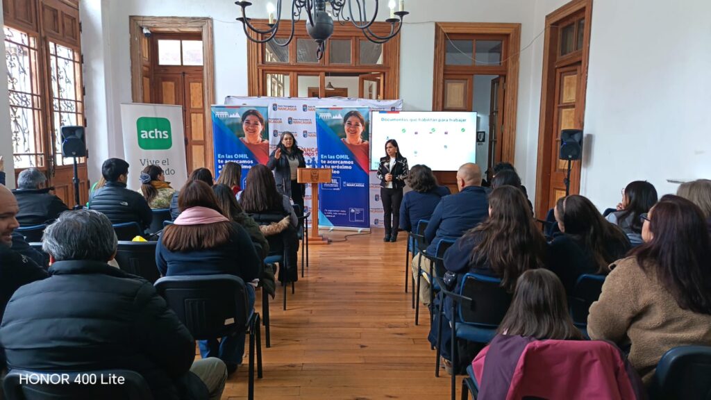 Personas en charla de contratación migratoria en Nancagua