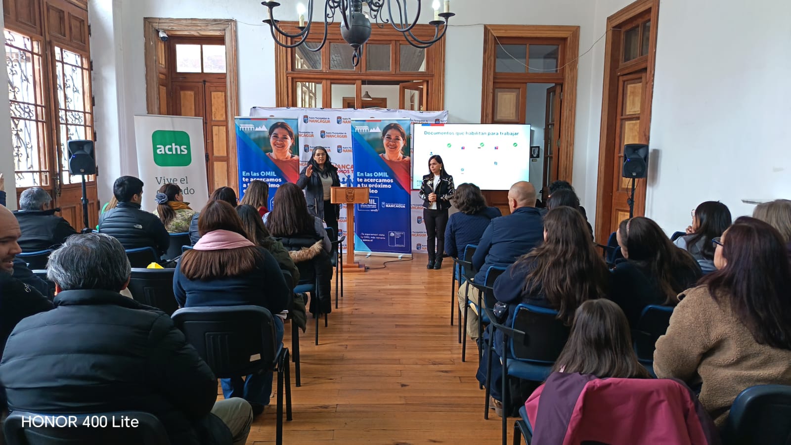 Personas en charla de contratación migratoria en Nancagua
