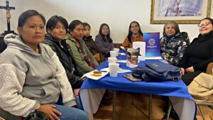 ;ujeres extranjeras sentadas en una mesa tomando desayuno en jornada Apoya Mujer Migrante