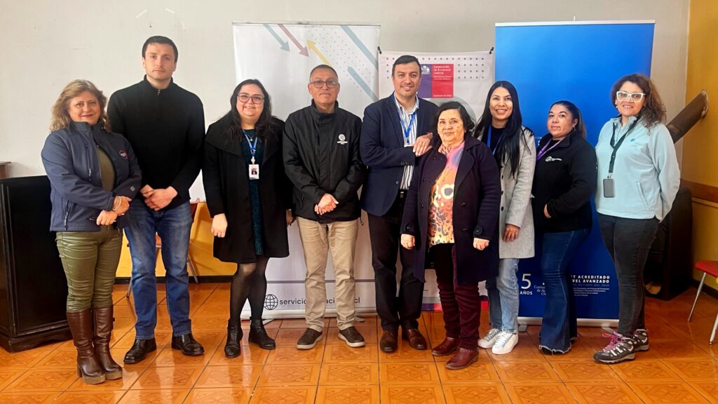 Funcionarios que realizan operativo de Migraciones en tu Barrio en Constitución, junto al Director Regional del Maule