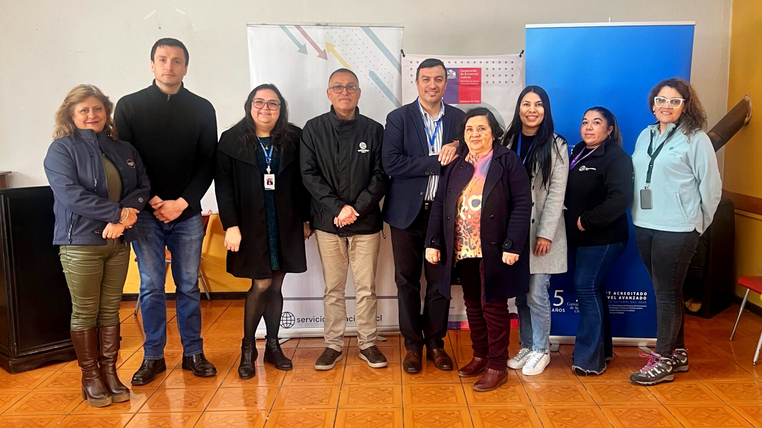 Funcionarios que realizan operativo de Migraciones en tu Barrio en Constitución, junto al Director Regional del Maule