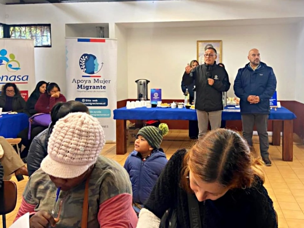 Mujeres atentas a la charla de capacitación