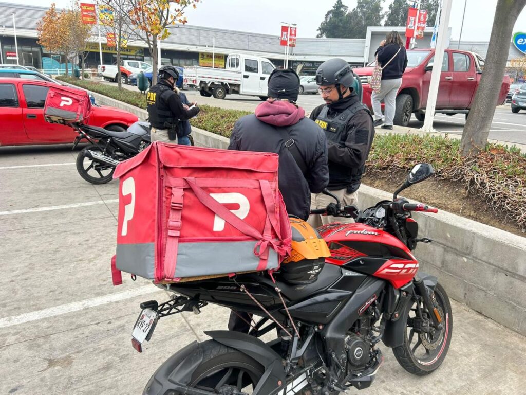 Autoridades fiscalizan a personas en Valparaíso