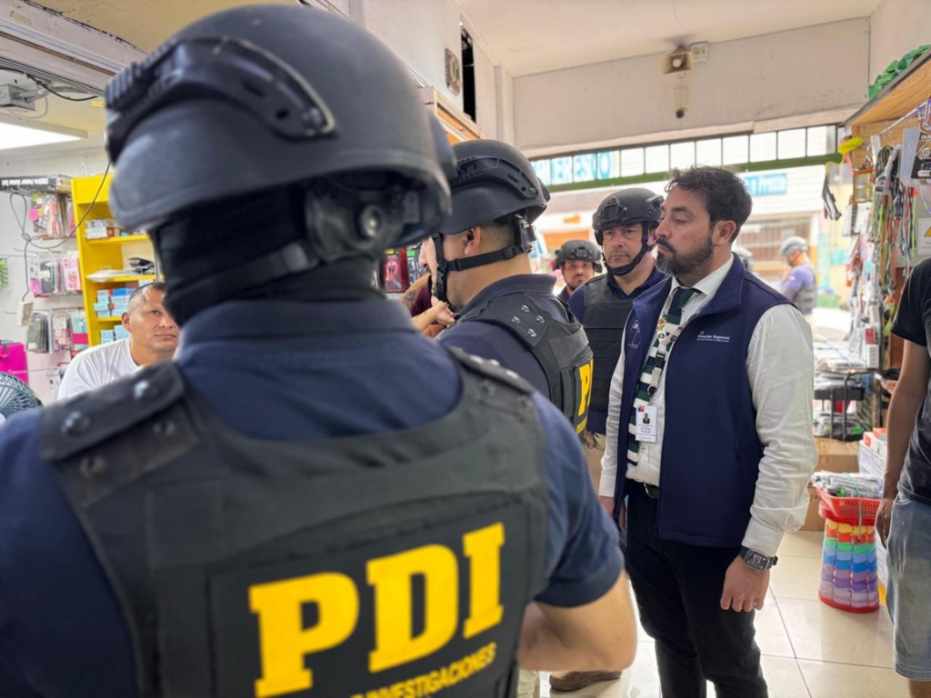 Autoridades fiscalización local comercial en Arica